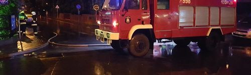 Specjalistyczny pojazd OSP Jantar w nocy
